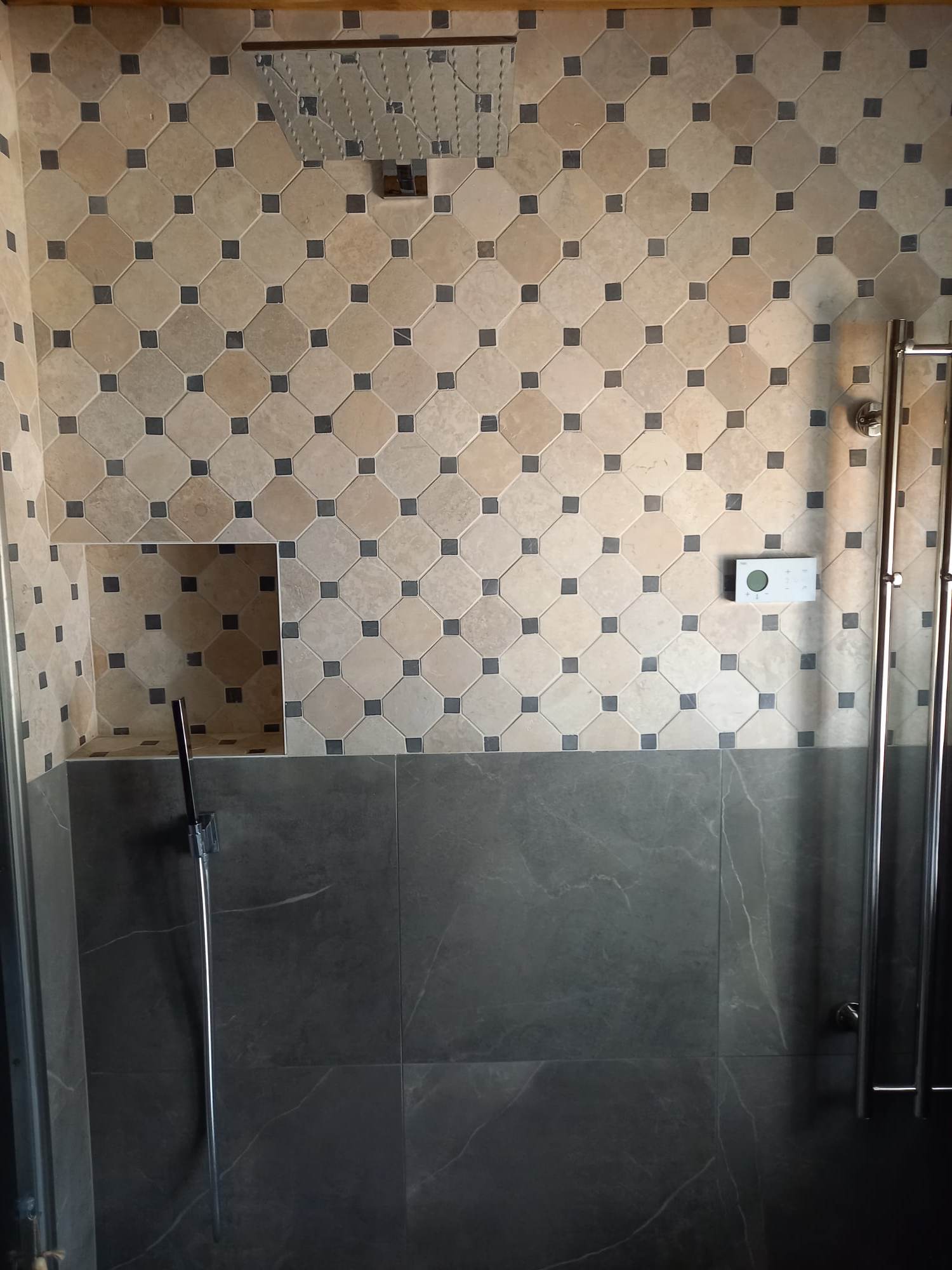 Dušinurk elektroonilise regulaatoriga