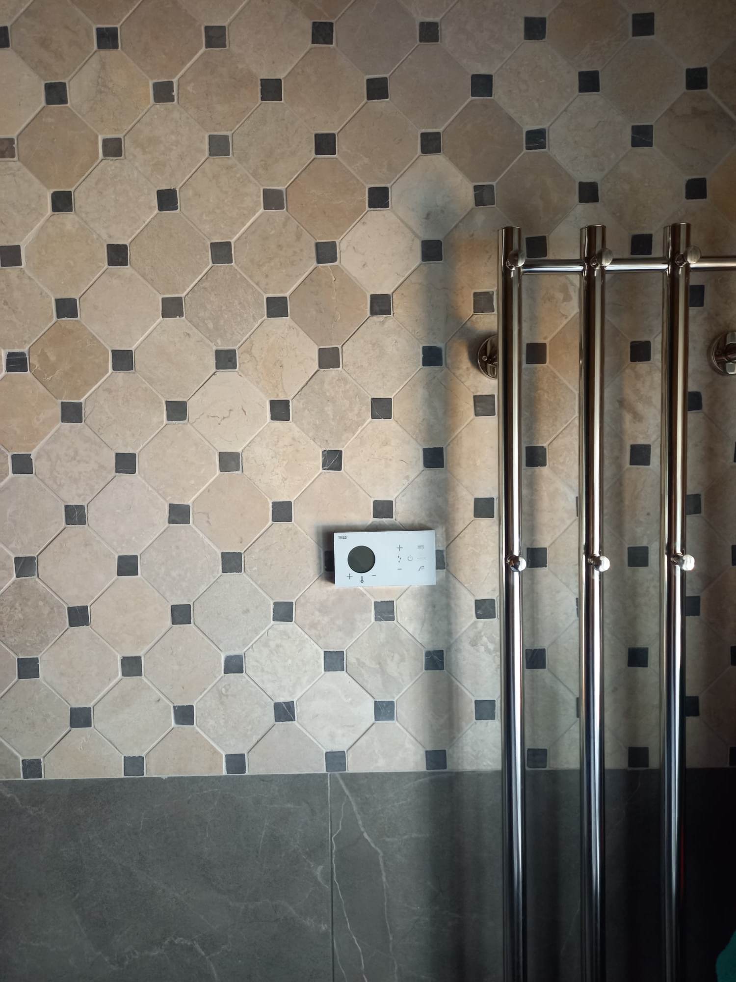 Dušinurk elektroonilise regulaatoriga