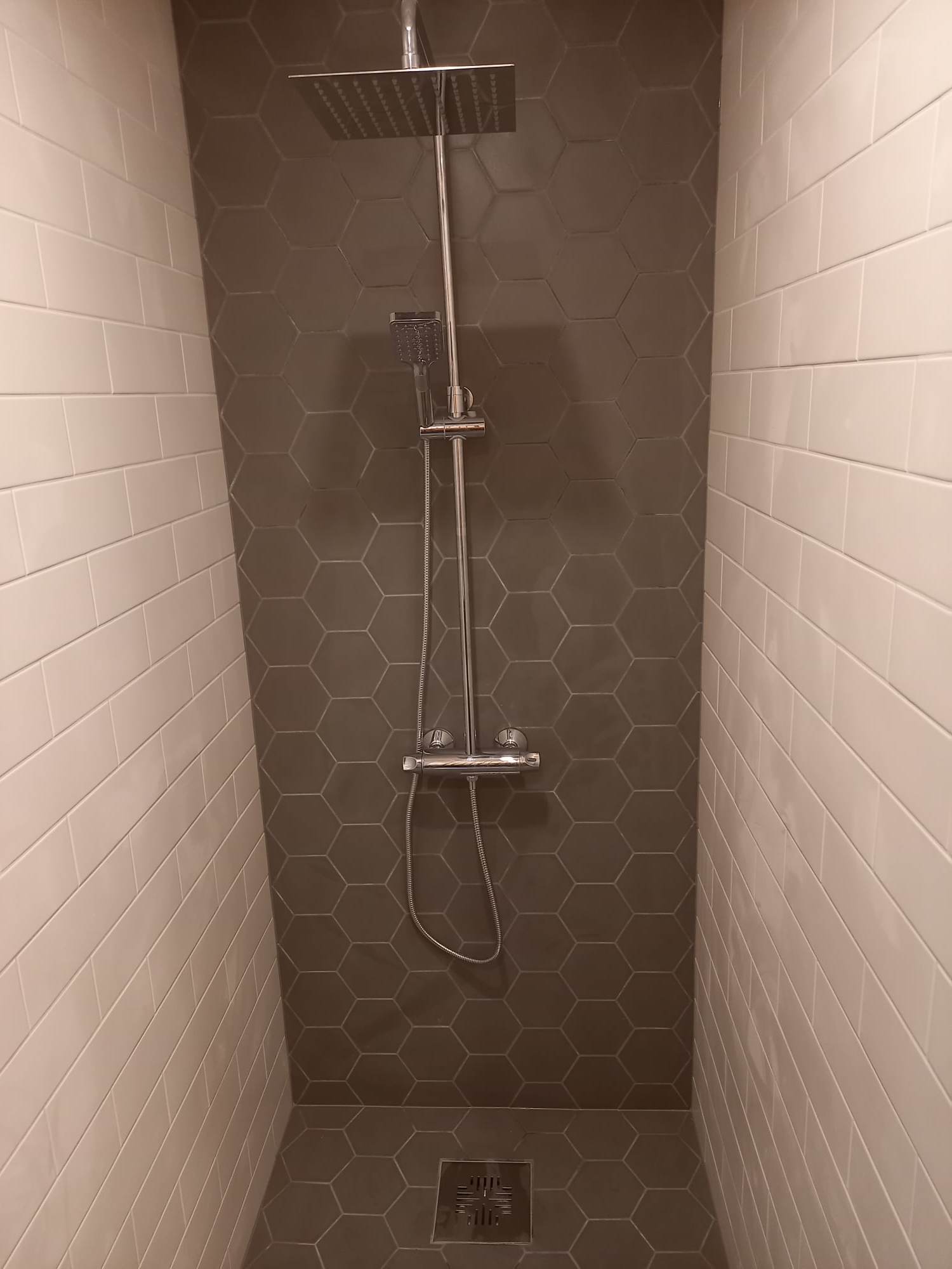 Dušinurk kuusnurkse plaadiga