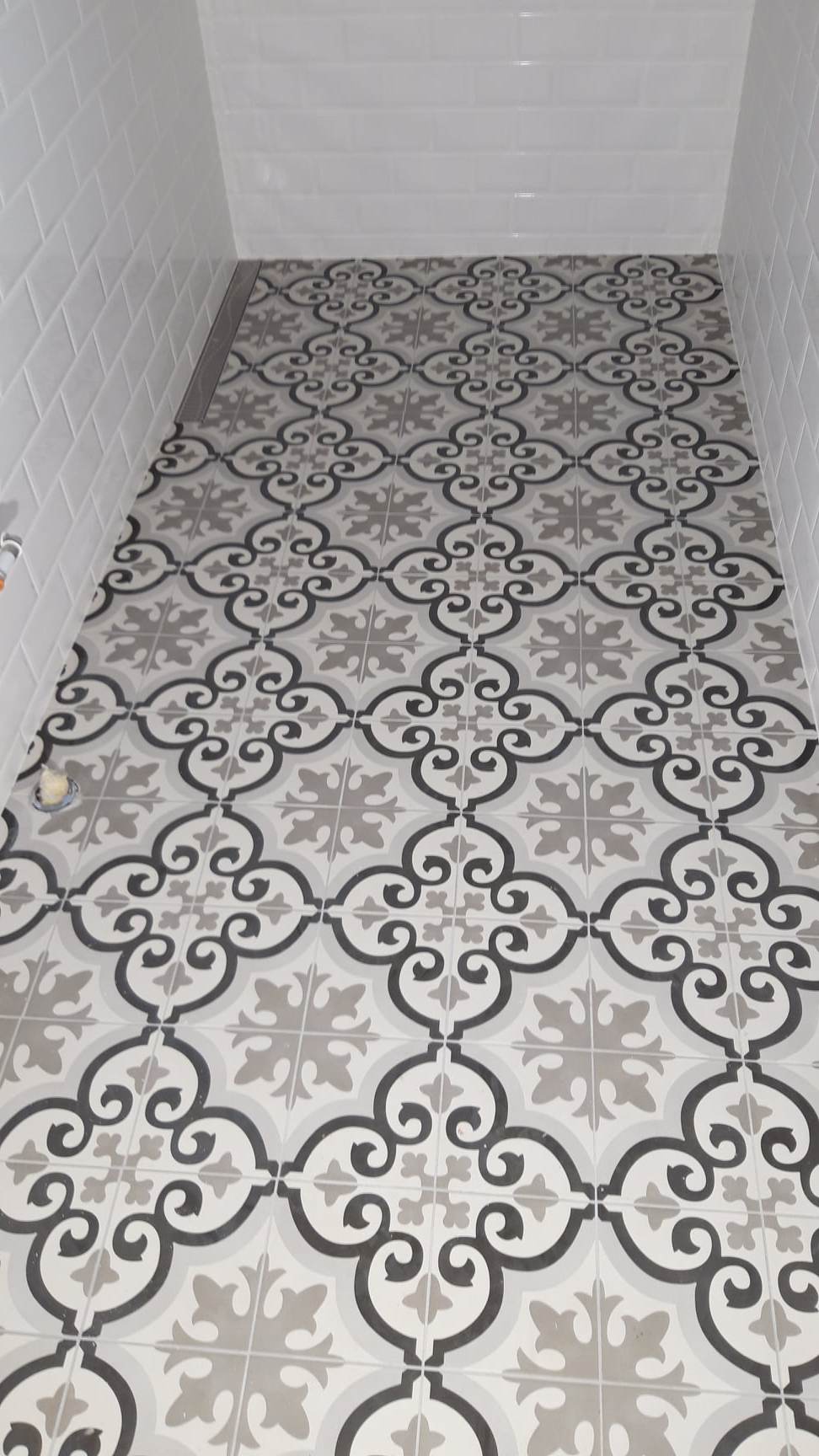 Mustriga dušipõrand