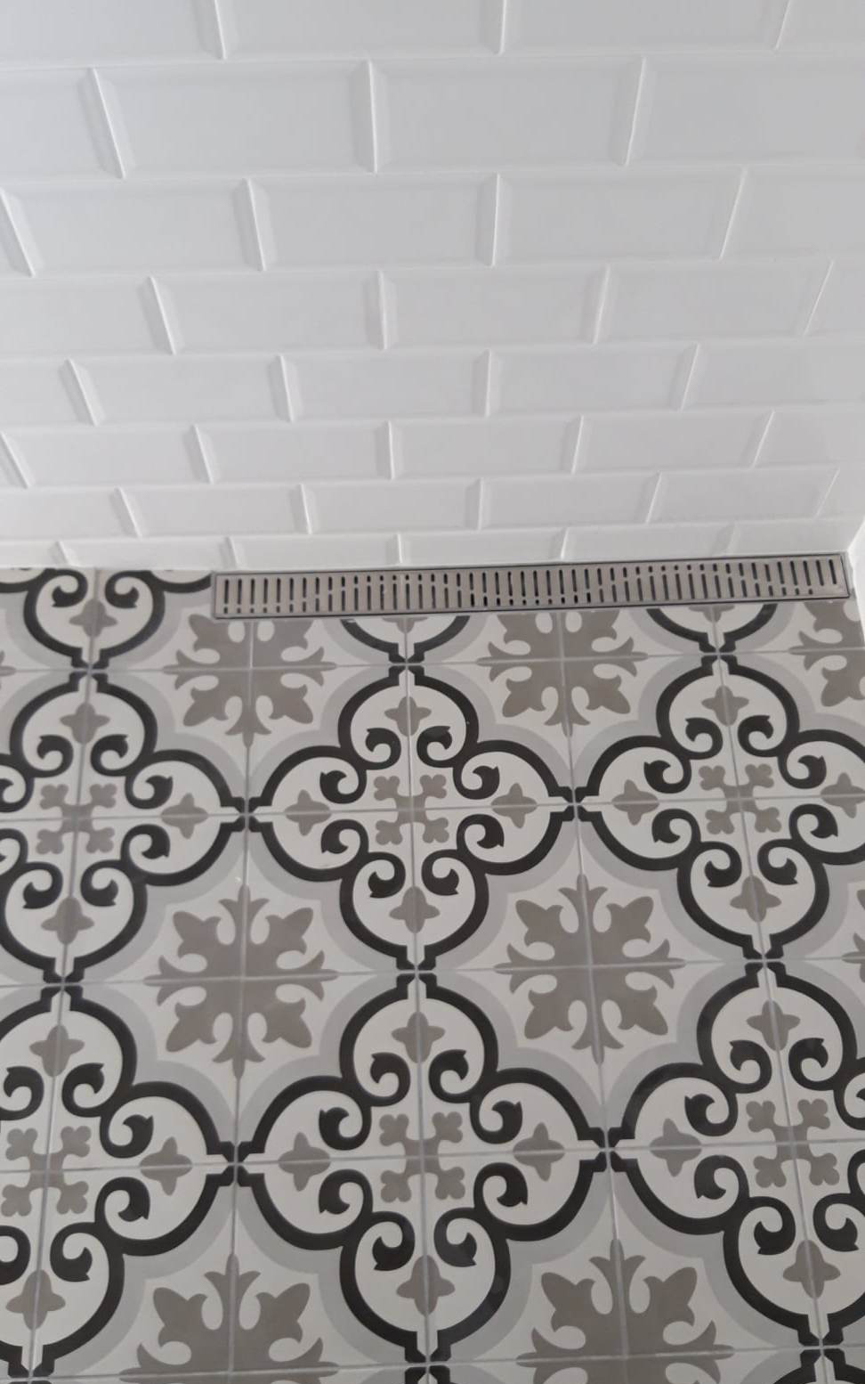 Mustriga dušipõrand