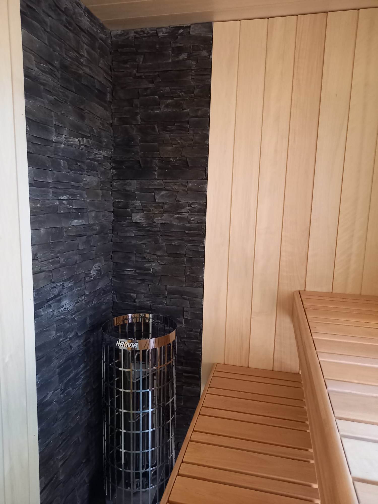 Kappremont vanas kõrvalhoones. Teostatud lammutustööd, toru- ja elektritööd. Kliendi soovil lammutasime kõrvalelamu kööktoa, et ruumi teha sunale ja pesuruumile.