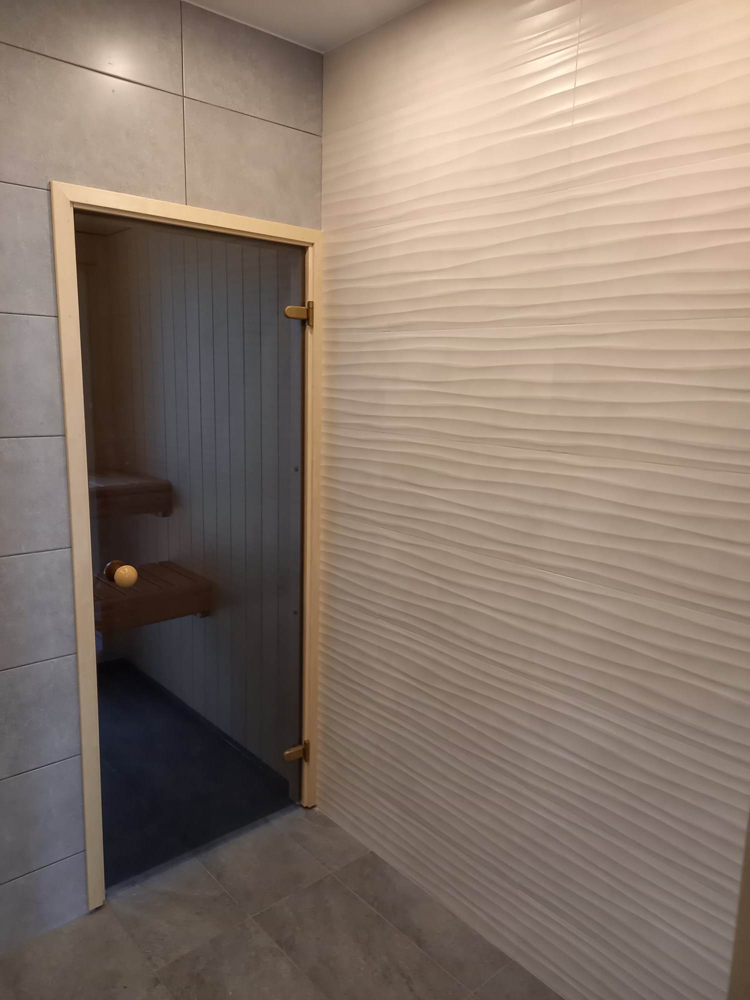 Kappremont vanas kõrvalhoones. Teostatud lammutustööd, toru- ja elektritööd. Kliendi soovil lammutasime kõrvalelamu kööktoa, et ruumi teha sunale ja pesuruumile.