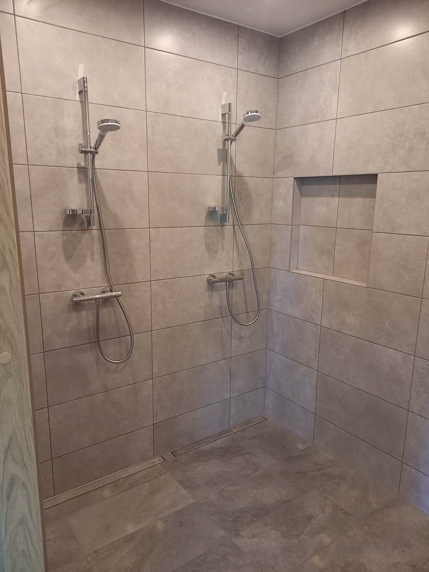 Kappremont vanas kõrvalhoones. Teostatud lammutustööd, toru- ja elektritööd. Kliendi soovil lammutasime kõrvalelamu kööktoa, et ruumi teha sunale ja pesuruumile.