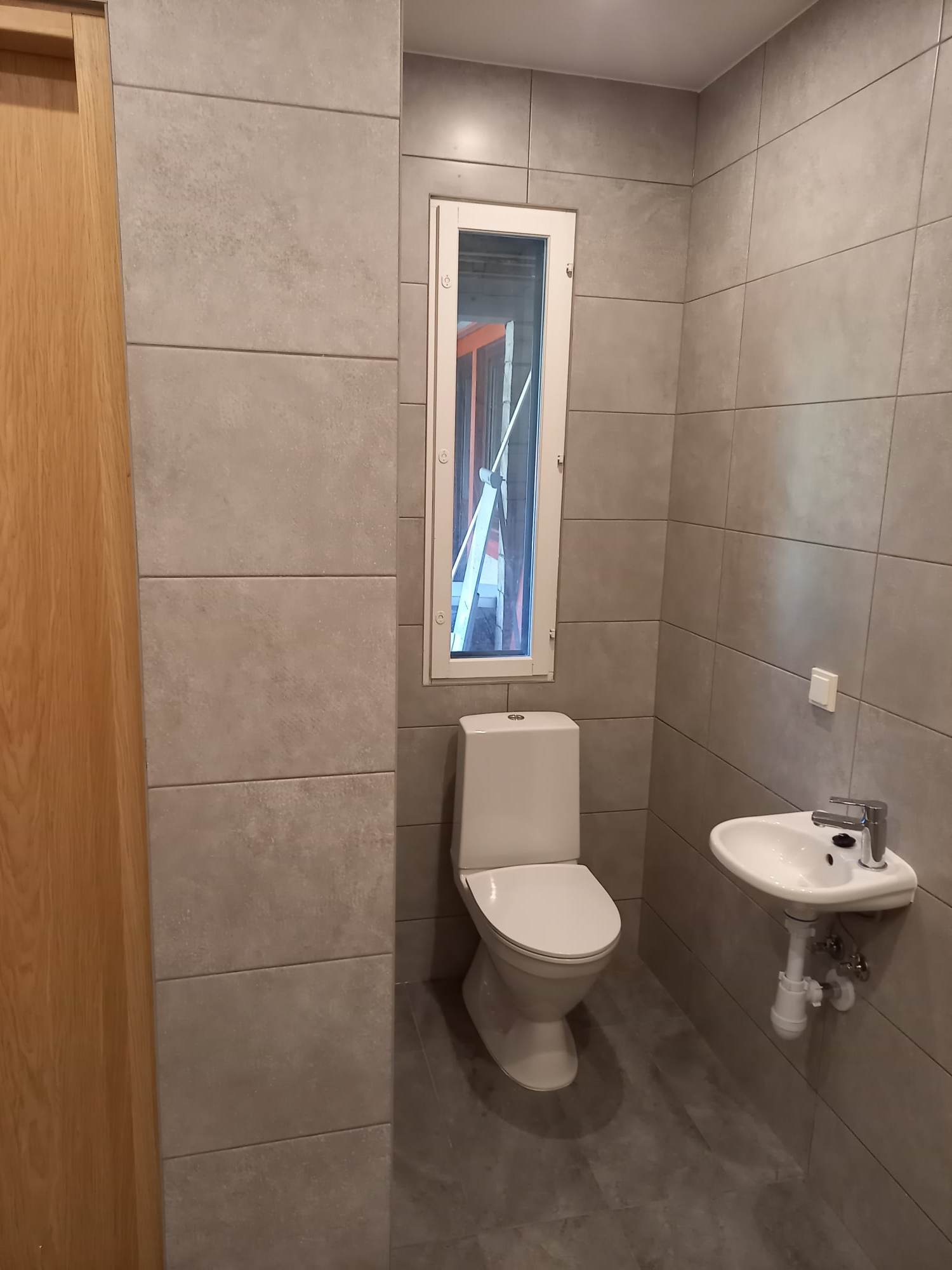 Kappremont vanas kõrvalhoones. Teostatud lammutustööd, toru- ja elektritööd. Kliendi soovil lammutasime kõrvalelamu kööktoa, et ruumi teha sunale ja pesuruumile.