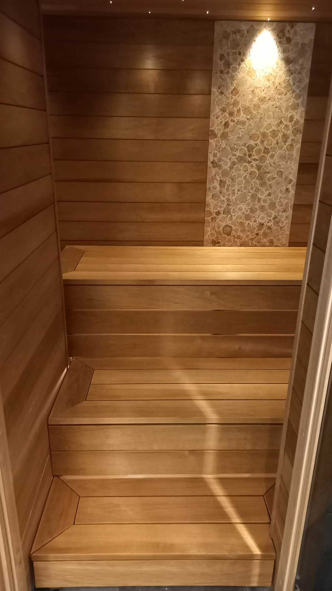 Keldrikorruse sauna ja duširuumi renoveerimine koos valgustusega. Viimistlusel kasutatud termohaaba. Lisaks kliendile paigaldatud lükanduks. Sauna valgustuses kasutatud valguskaablit tähistaeva efekti jaoks ja lava raam lõigatud 45-kraadise nurga all, et pakkuda visuaalselt huvitavamat tulemust.