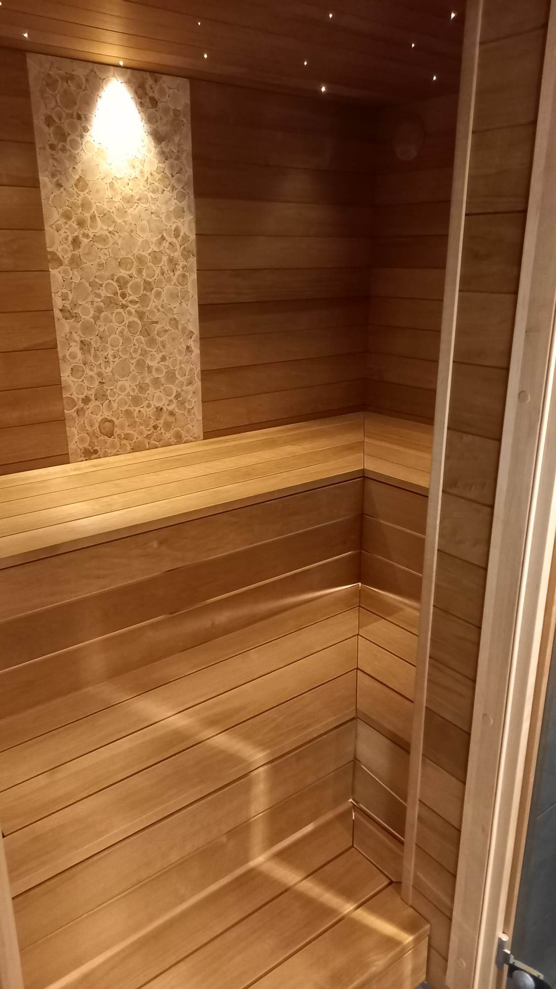 Keldrikorruse sauna ja duširuumi renoveerimine koos valgustusega. Viimistlusel kasutatud termohaaba. Lisaks kliendile paigaldatud lükanduks. Sauna valgustuses kasutatud valguskaablit tähistaeva efekti jaoks ja lava raam lõigatud 45-kraadise nurga all, et pakkuda visuaalselt huvitavamat tulemust.