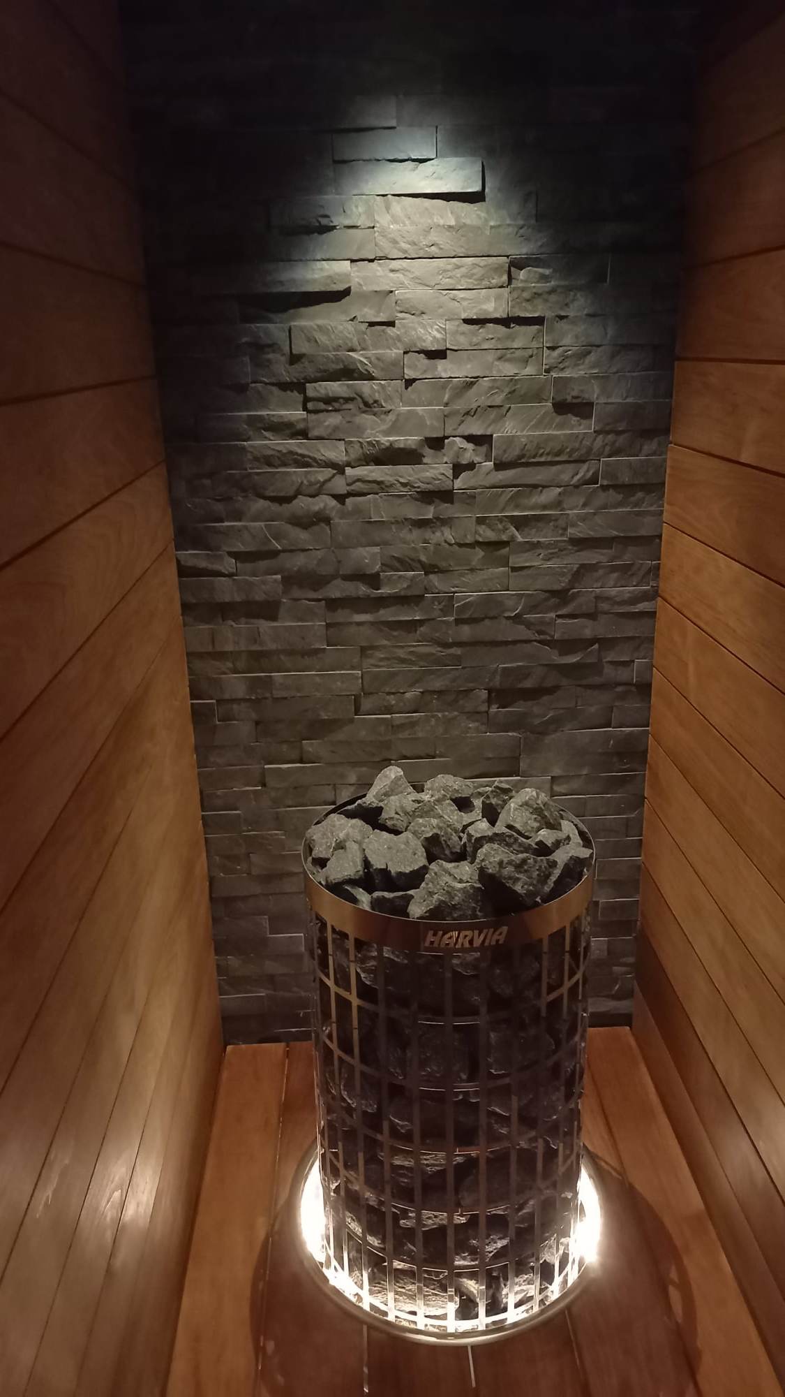 Keldrikorruse sauna ja duširuumi renoveerimine koos valgustusega. Viimistlusel kasutatud termohaaba. Lisaks kliendile paigaldatud lükanduks. Sauna valgustuses kasutatud valguskaablit tähistaeva efekti jaoks ja lava raam lõigatud 45-kraadise nurga all, et pakkuda visuaalselt huvitavamat tulemust.