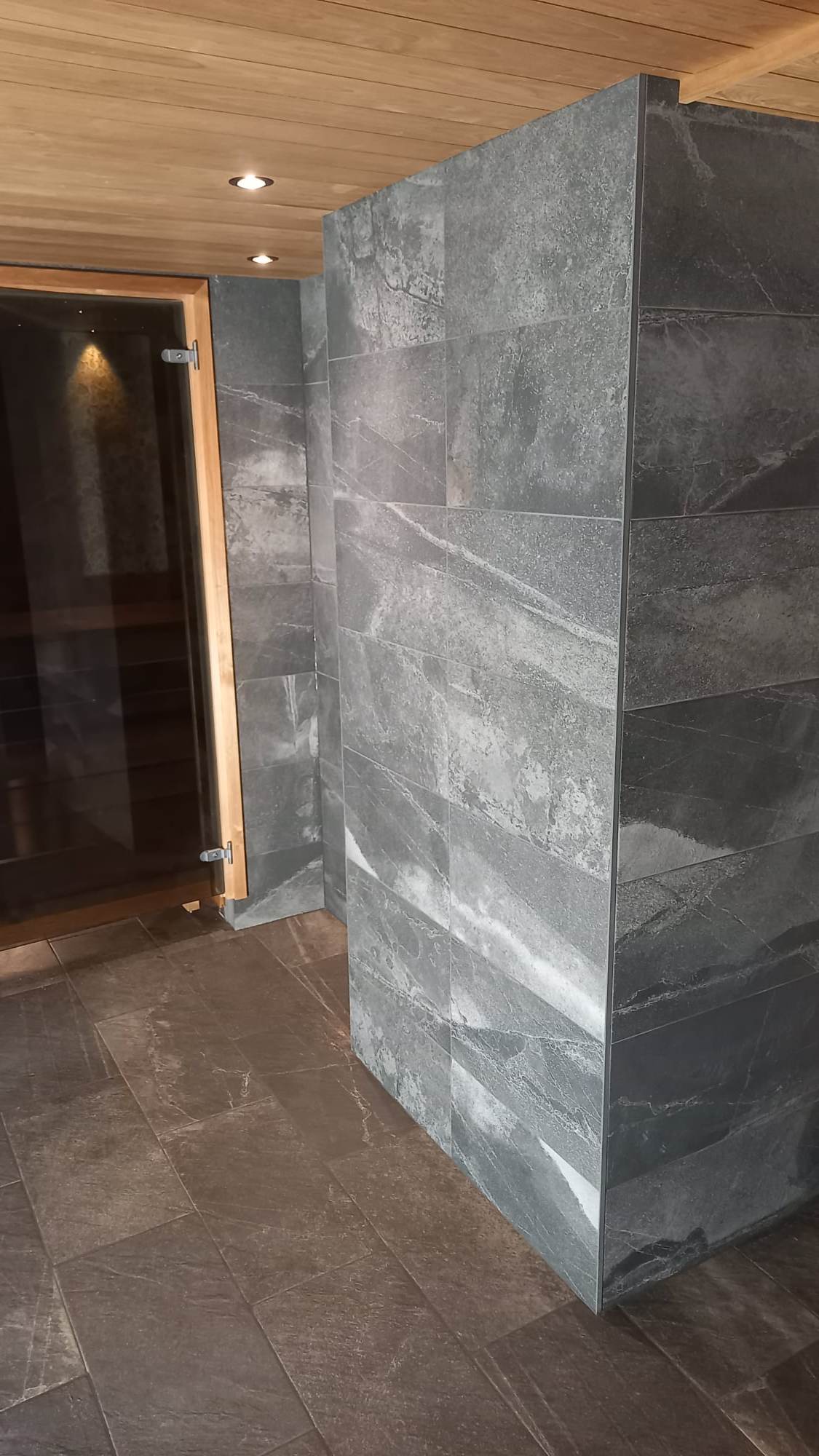 Keldrikorruse sauna ja duširuumi renoveerimine koos valgustusega. Viimistlusel kasutatud termohaaba. Lisaks kliendile paigaldatud lükanduks. Sauna valgustuses kasutatud valguskaablit tähistaeva efekti jaoks ja lava raam lõigatud 45-kraadise nurga all, et pakkuda visuaalselt huvitavamat tulemust.