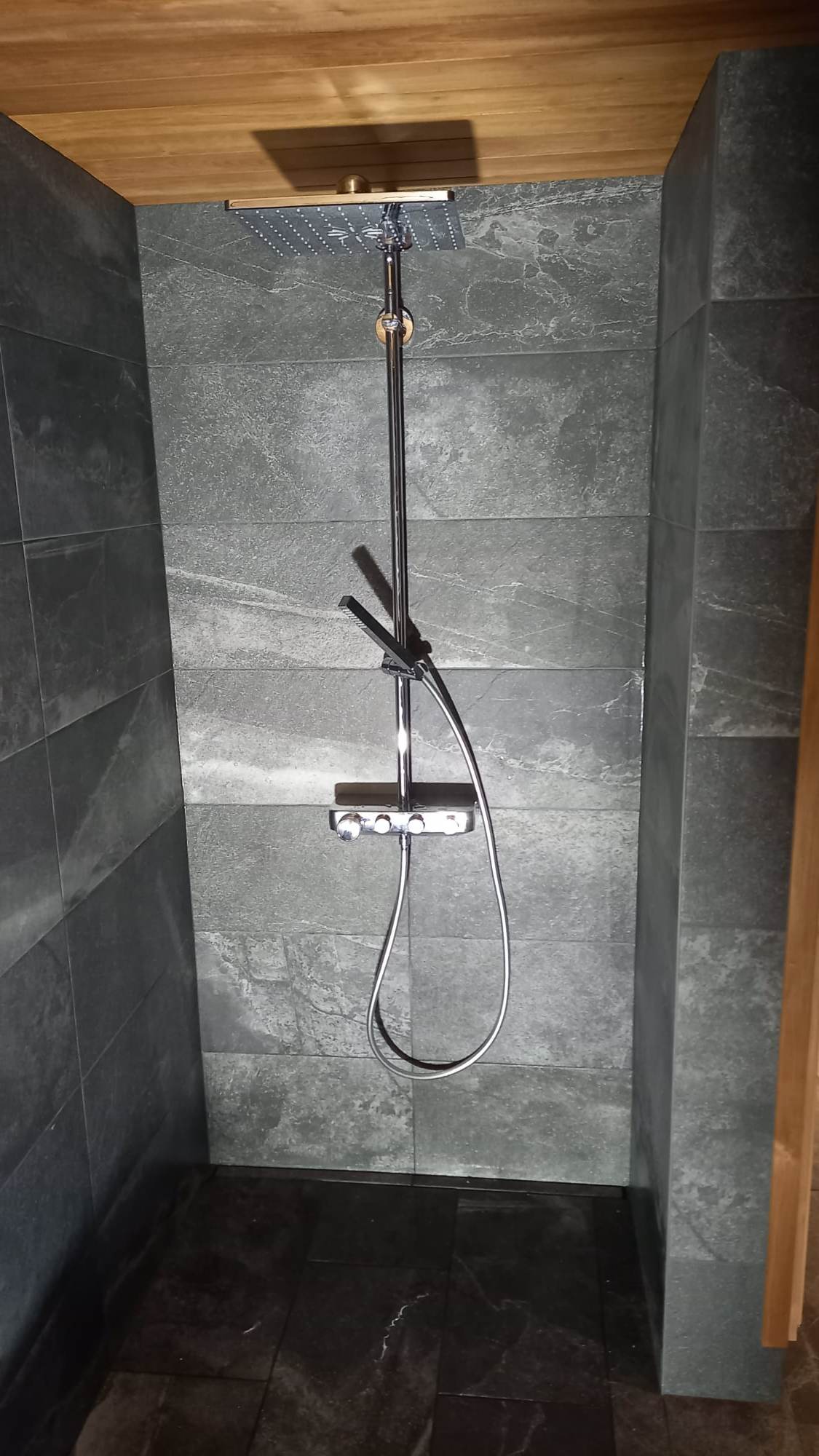 Keldrikorruse sauna ja duširuumi renoveerimine koos valgustusega. Viimistlusel kasutatud termohaaba. Lisaks kliendile paigaldatud lükanduks. Sauna valgustuses kasutatud valguskaablit tähistaeva efekti jaoks ja lava raam lõigatud 45-kraadise nurga all, et pakkuda visuaalselt huvitavamat tulemust.