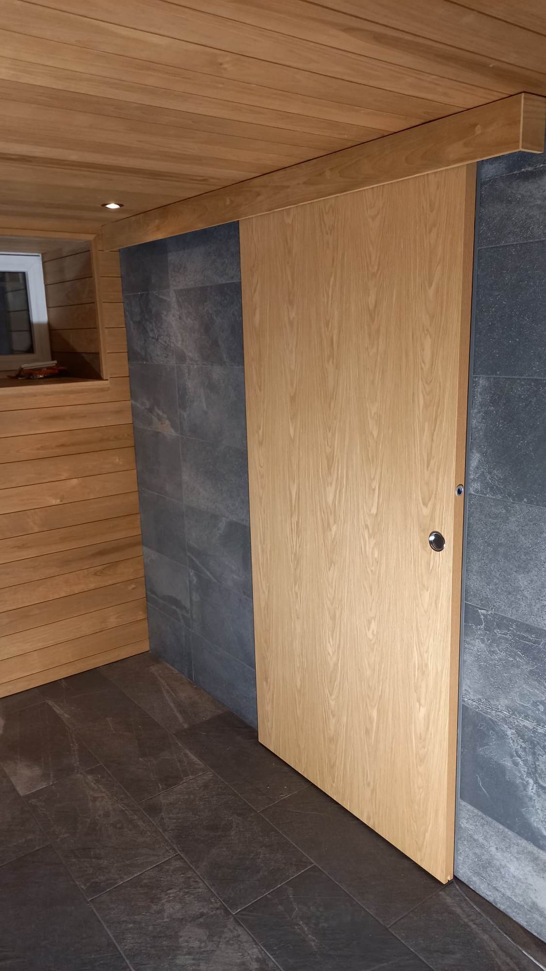 Keldrikorruse sauna ja duširuumi renoveerimine koos valgustusega. Viimistlusel kasutatud termohaaba. Lisaks kliendile paigaldatud lükanduks. Sauna valgustuses kasutatud valguskaablit tähistaeva efekti jaoks ja lava raam lõigatud 45-kraadise nurga all, et pakkuda visuaalselt huvitavamat tulemust.