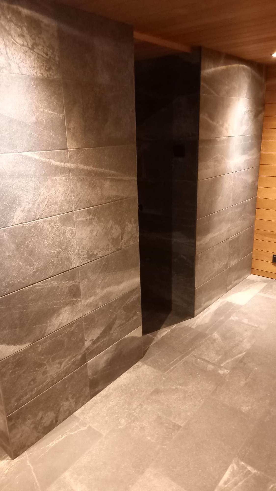 Keldrikorruse sauna ja duširuumi renoveerimine koos valgustusega. Viimistlusel kasutatud termohaaba. Lisaks kliendile paigaldatud lükanduks. Sauna valgustuses kasutatud valguskaablit tähistaeva efekti jaoks ja lava raam lõigatud 45-kraadise nurga all, et pakkuda visuaalselt huvitavamat tulemust.