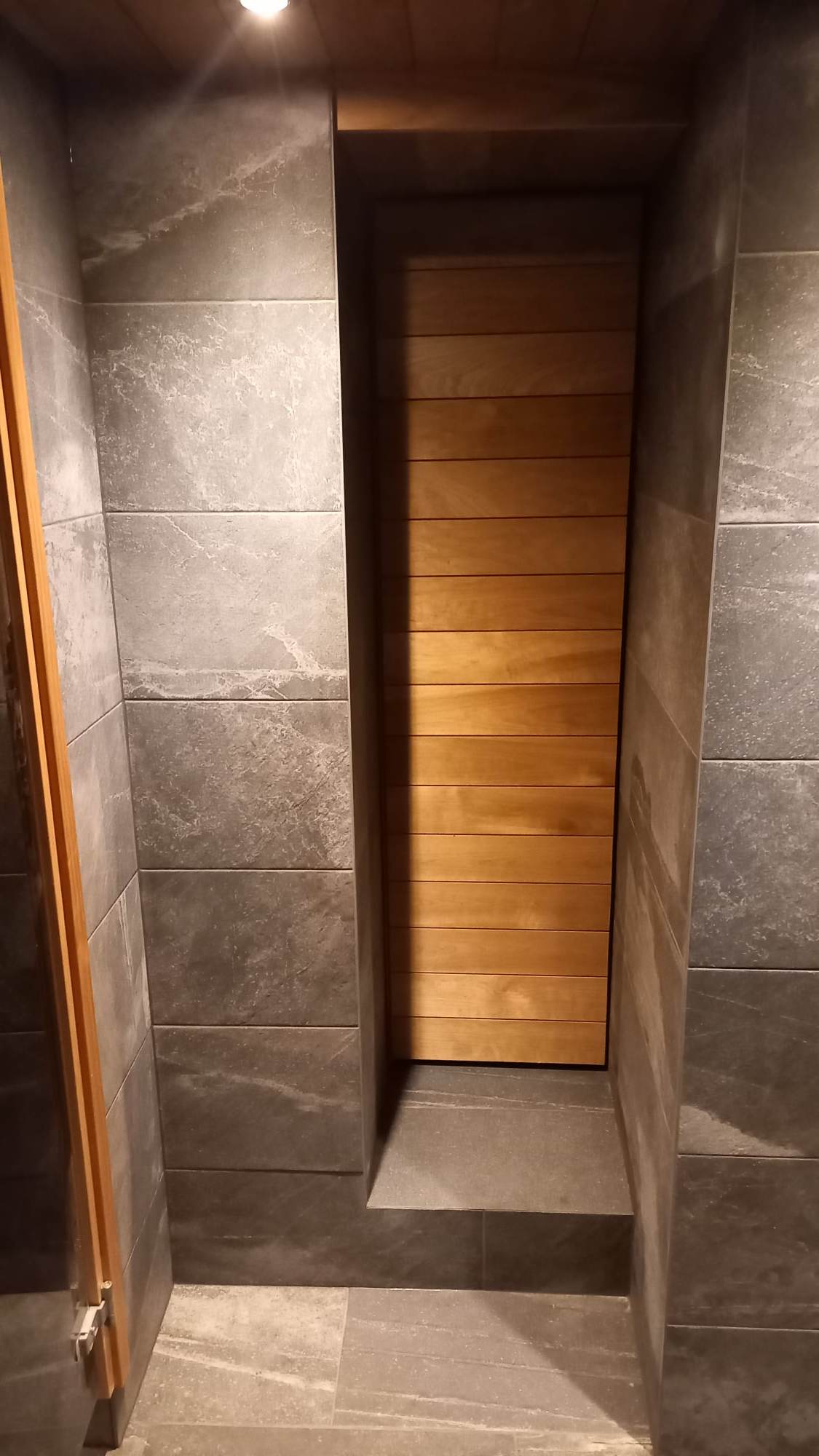 Keldrikorruse sauna ja duširuumi renoveerimine koos valgustusega. Viimistlusel kasutatud termohaaba. Lisaks kliendile paigaldatud lükanduks. Sauna valgustuses kasutatud valguskaablit tähistaeva efekti jaoks ja lava raam lõigatud 45-kraadise nurga all, et pakkuda visuaalselt huvitavamat tulemust.