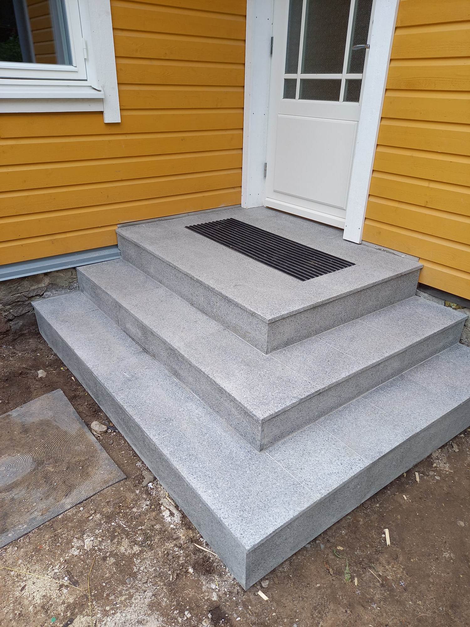 Graaniittrepi plaatimine Hiiumaal.