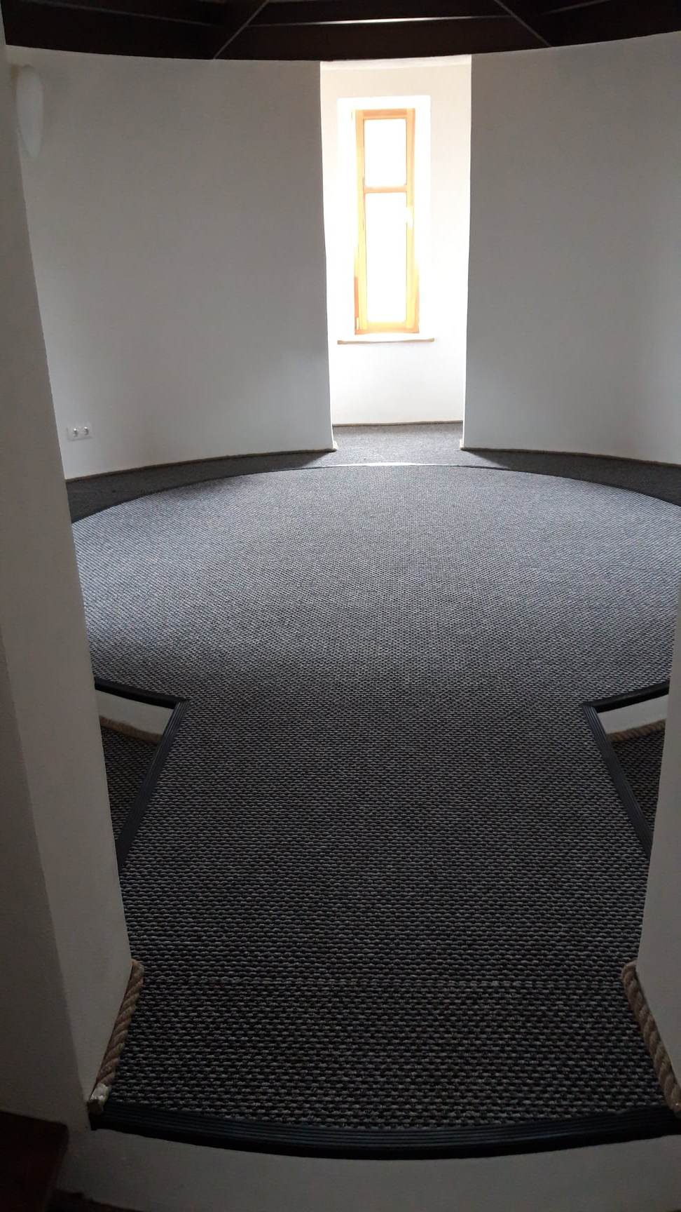 Sõrve tuletorni renoveerimise käigus paigaldatud kliendile vaipkatete, valgustid ja seinad viimistletud lubikrohviga.