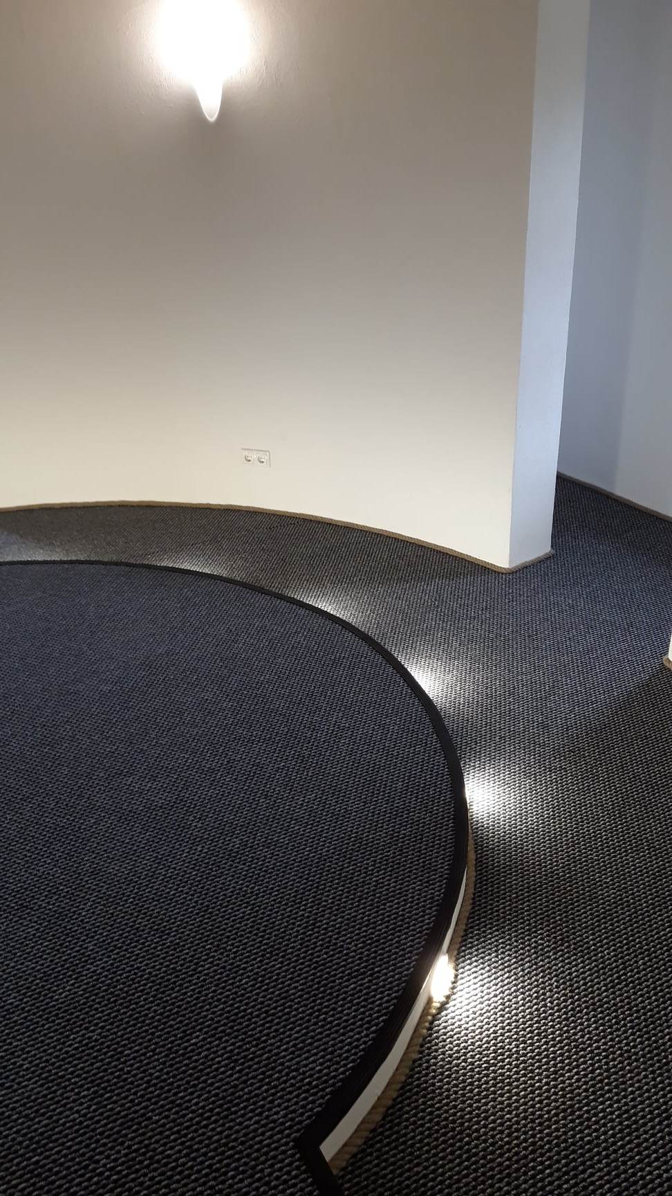 Sõrve tuletorni renoveerimise käigus paigaldatud kliendile vaipkatete, valgustid ja seinad viimistletud lubikrohviga.