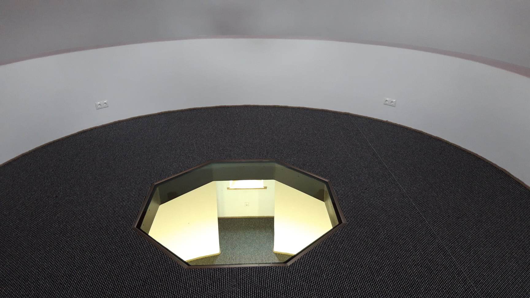 Sõrve tuletorni renoveerimise käigus paigaldatud kliendile vaipkatete, valgustid ja seinad viimistletud lubikrohviga.