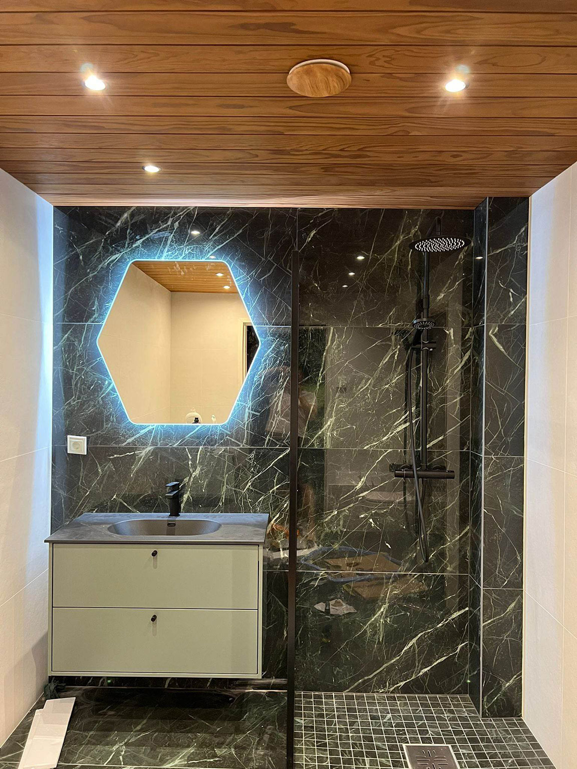 Vana vannitoa rekonstrueerimine kolme erinevat tüüpi plaadiga, inventari paigaldus (vannitoakapp, segistid, peegel, wc-pott, duši vahesein), lakke paigaldatud termohaab.