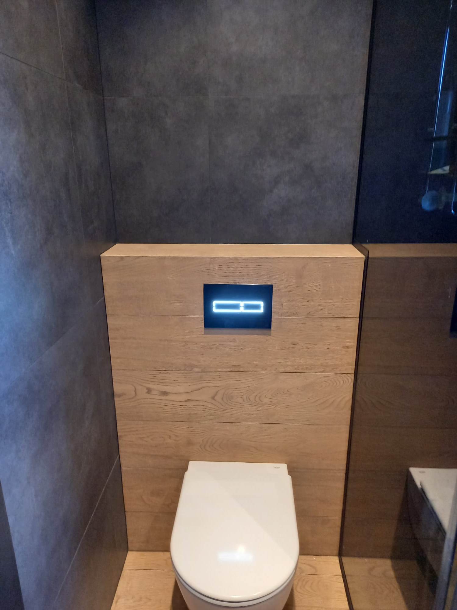 Kliendile teostatud kogu maja sanitaarruumide plaatimine. Kasutatud nelja erinevat tüüpi plaati ja nurgad lõigatud 45-kraadise nurga all, pakkudes visuaalselt sujuvamat nurkade viimistlust.