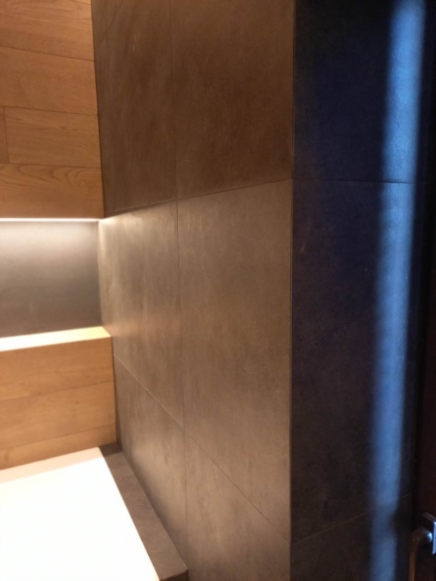 Kliendile teostatud kogu maja sanitaarruumide plaatimine. Kasutatud nelja erinevat tüüpi plaati ja nurgad lõigatud 45-kraadise nurga all, pakkudes visuaalselt sujuvamat nurkade viimistlust.