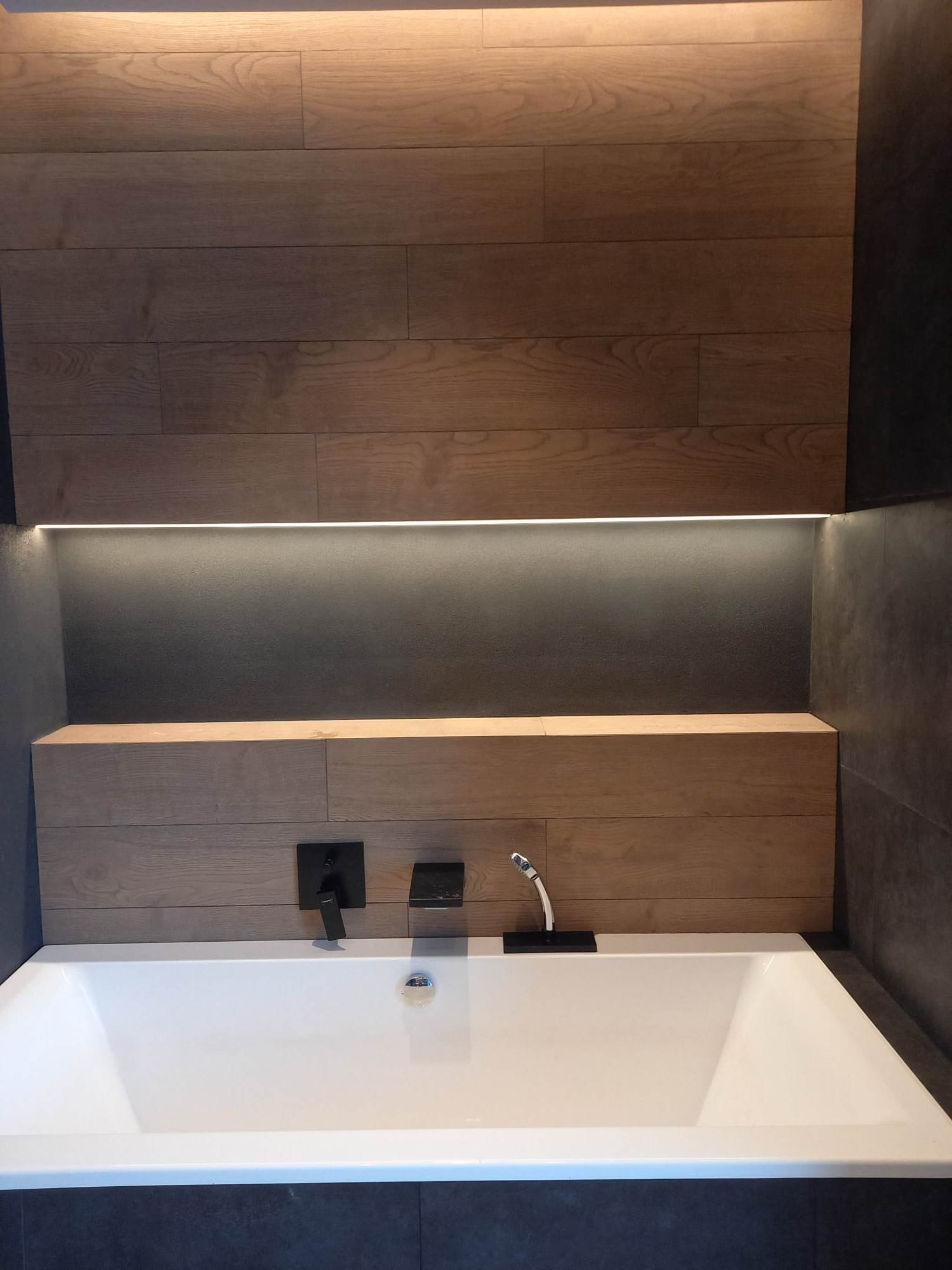 Kliendile teostatud kogu maja sanitaarruumide plaatimine. Kasutatud nelja erinevat tüüpi plaati ja nurgad lõigatud 45-kraadise nurga all, pakkudes visuaalselt sujuvamat nurkade viimistlust.