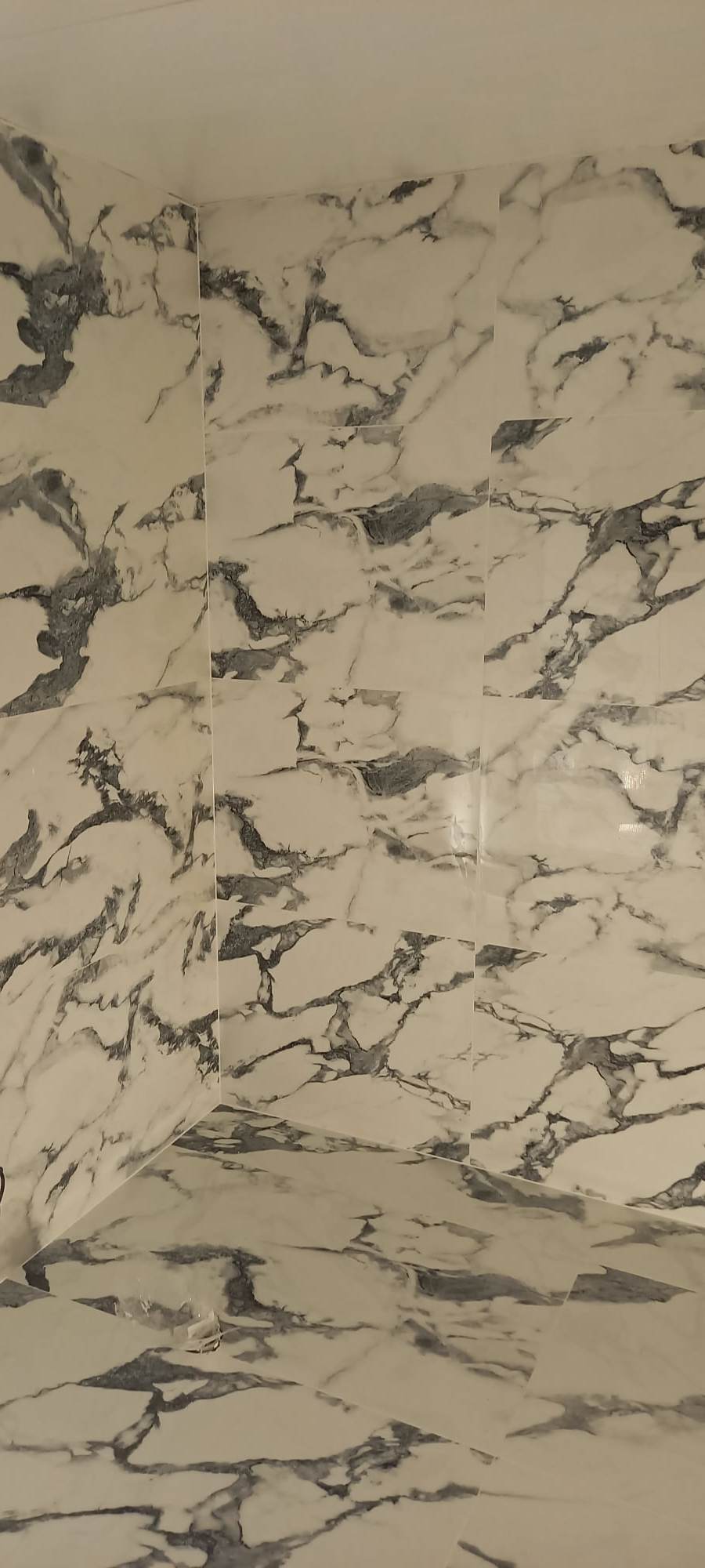 Vana vannitoa plaatmine, kus kasutasime suurformaadilist plaati (60x120) ja nurgad viimistlesime 45-kraadi all.