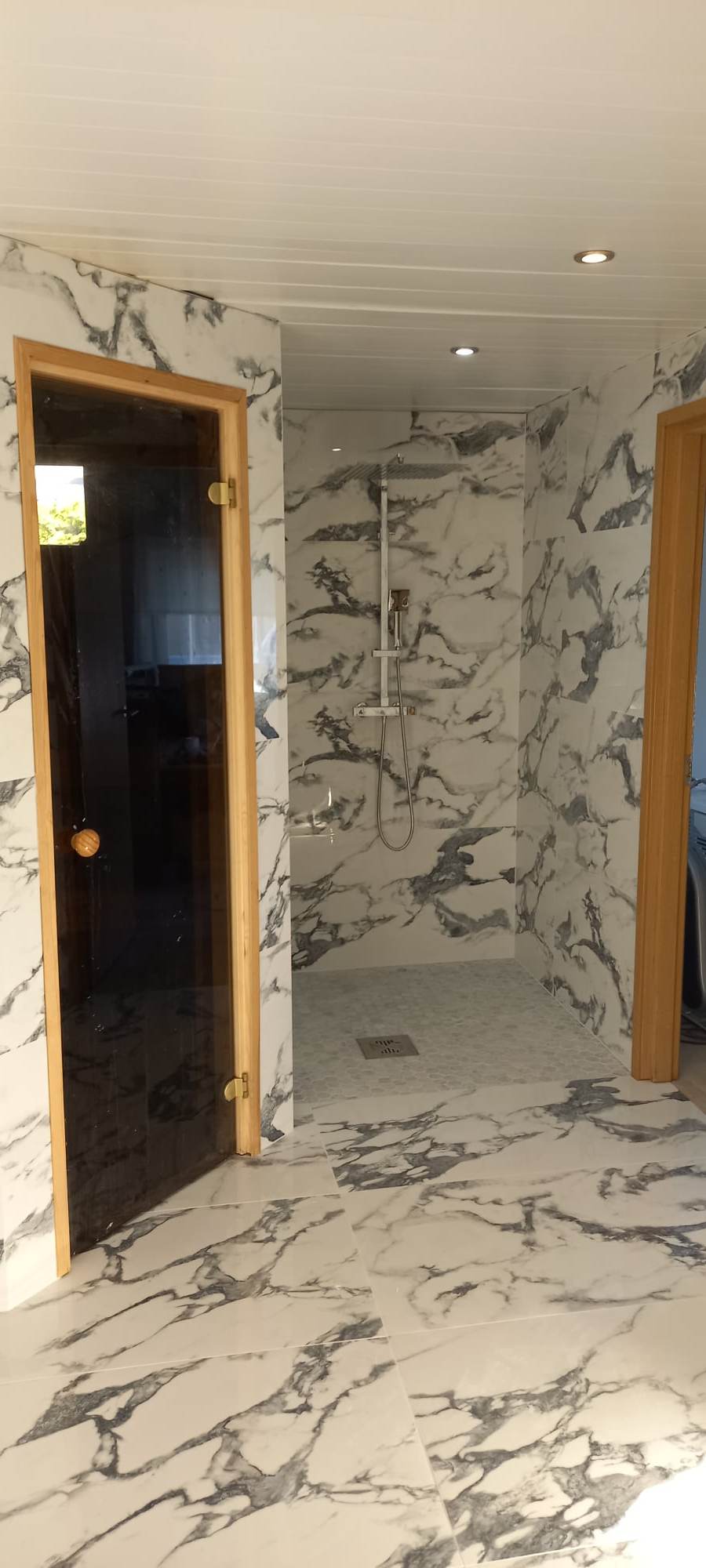 Vana vannitoa plaatmine, kus kasutasime suurformaadilist plaati (60x120) ja nurgad viimistlesime 45-kraadi all.