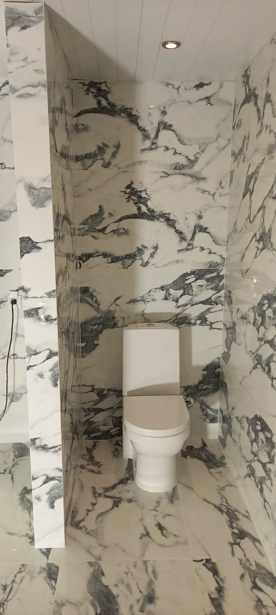 Vana vannitoa plaatmine, kus kasutasime suurformaadilist plaati (60x120) ja nurgad viimistlesime 45-kraadi all.