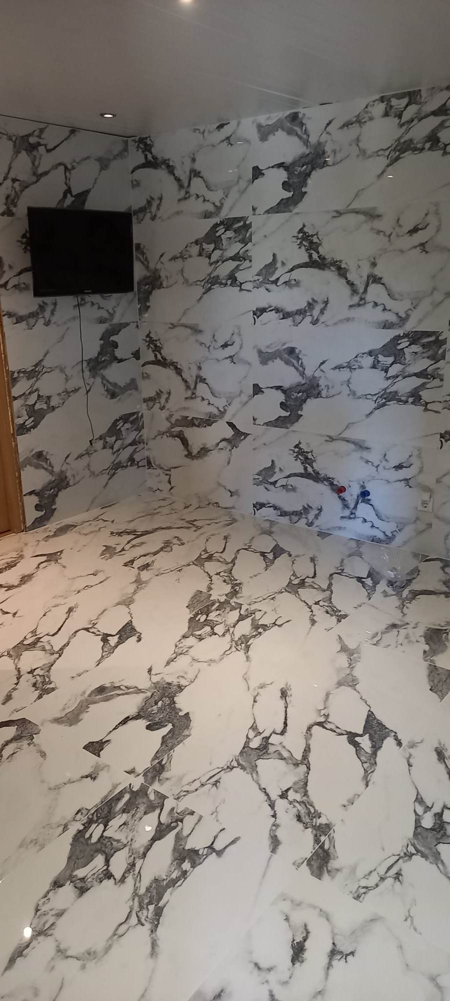 Vana vannitoa plaatmine, kus kasutasime suurformaadilist plaati (60x120) ja nurgad viimistlesime 45-kraadi all.