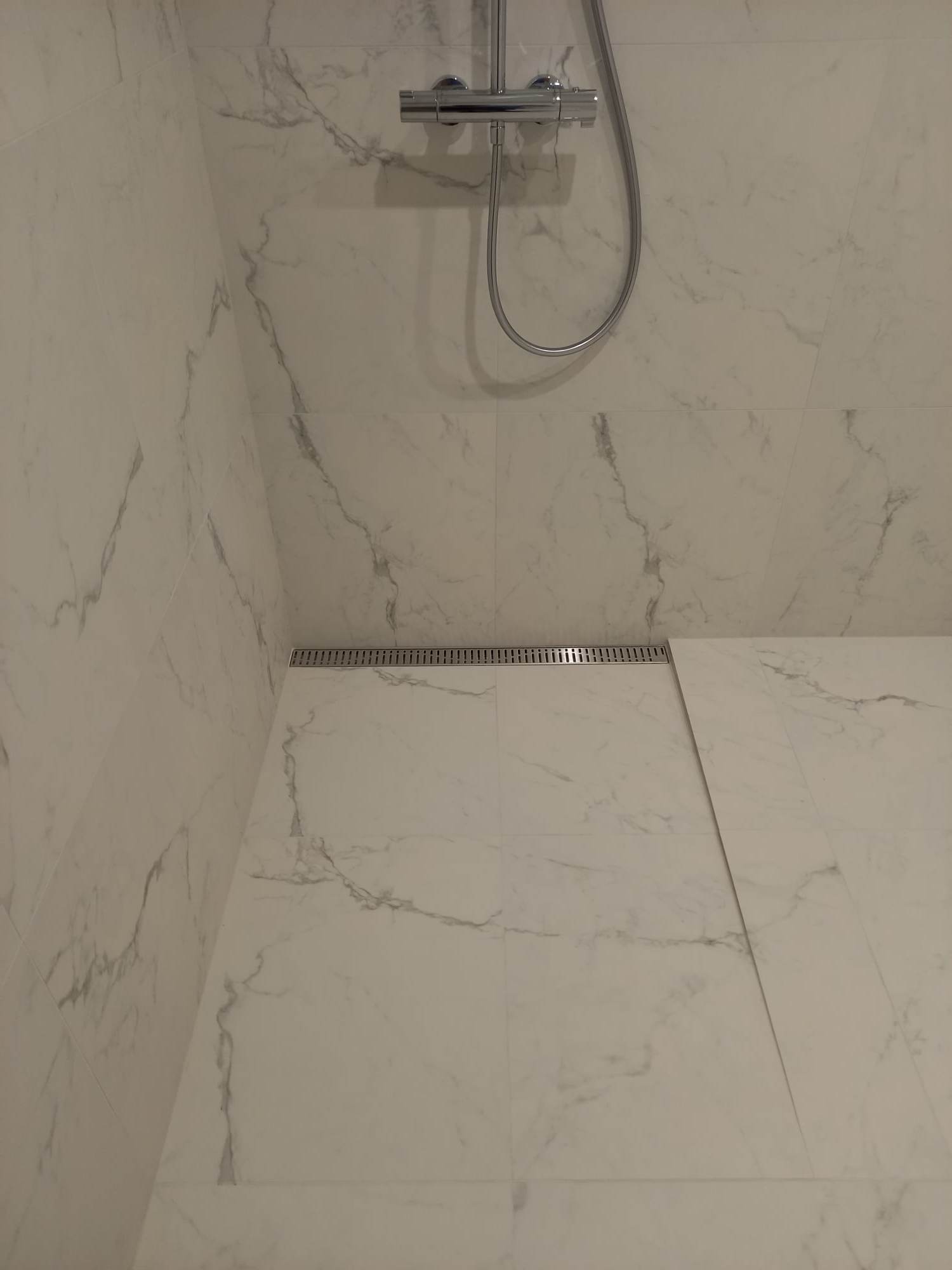 Veskimöldi uusarenduse vannitoa plaatimine koos renntrapi paigaldusega.